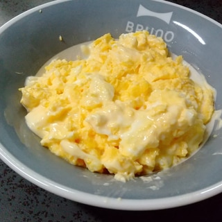 ふんわり卵にとろけるチーズのスクランブルエッグ